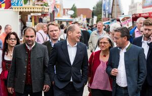 Rundgang, v.l. Anja König, Stephan Schweiger, Christian Flisek, Olaf Scholz, Johanna Werner-Muggendorfer, Horst Hartmann