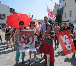 SPD- Mitglieder bei der Gegenkundgebung zur NPD- Veranstaltung in Kelheim